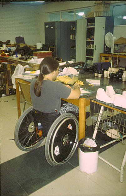 Persona con discapacidad en un centro de trabajo